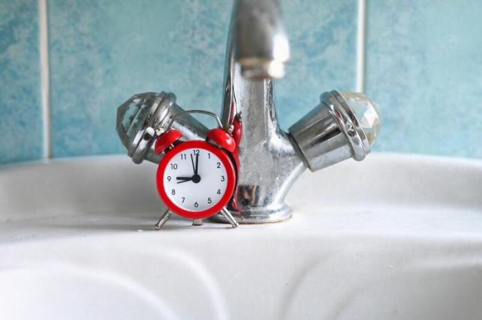 Жильцы дома в Кыштыме вынуждены жить без холодной воды и с протекающей канализацией | Жители челябинского дома вынуждены месяц жить без холодной воды 