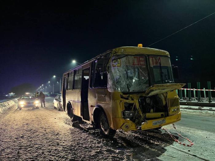 ДТП со школьным автобусом в Челябинской области: трое детей пострадали | В Челябинской области автобус с детьми столкнулся с погрузчиком