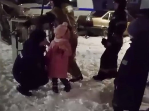 Плакала и просила помощи — в Челябинске с восьмого этажа спасли девочку 