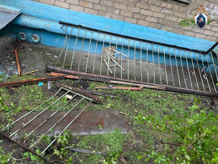 Убирали перила — два челябинца сорвались с балкона пятого этажа 