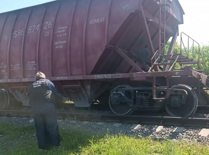 В Челябинской области грузовой поезд сошёл с рельсов