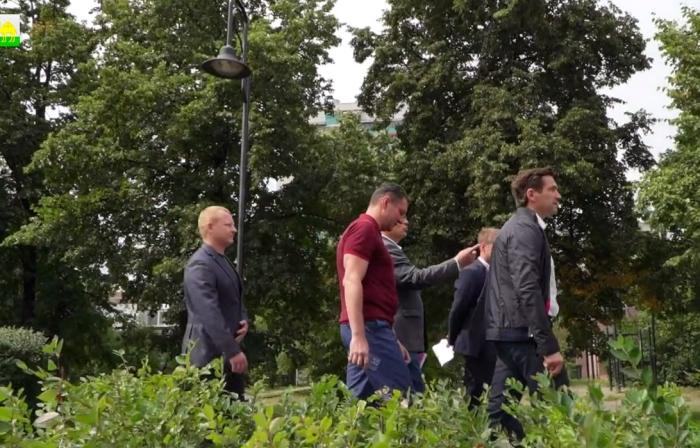 Челябинцы жалуются на ломающиеся детские сооружения в новом сквере