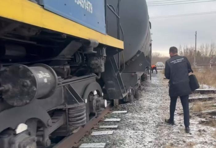 В Челябинской области сошли с рельсов две цистерны с бензином: проводится проверка