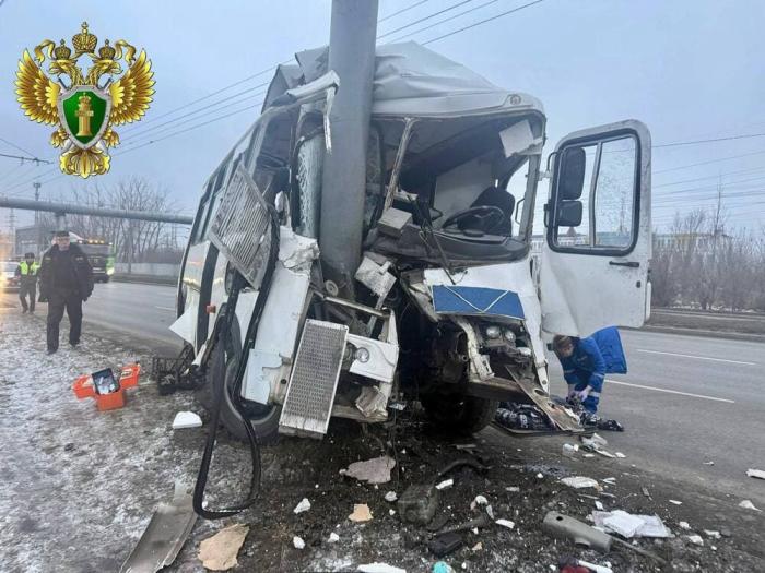 Маршрутный автобус в Челябинске врезался в столб: пострадали люди